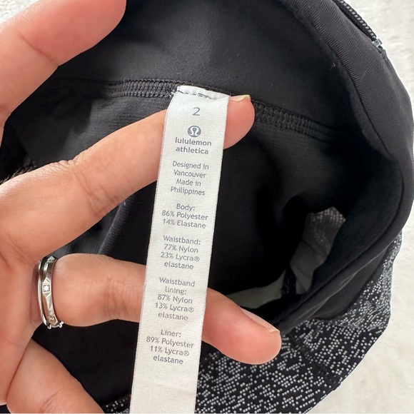Lululemon Speed Short 4-way Stretch 2.5" Daisy Dust Alpine White Black Size 2 - Picture 13 of 13